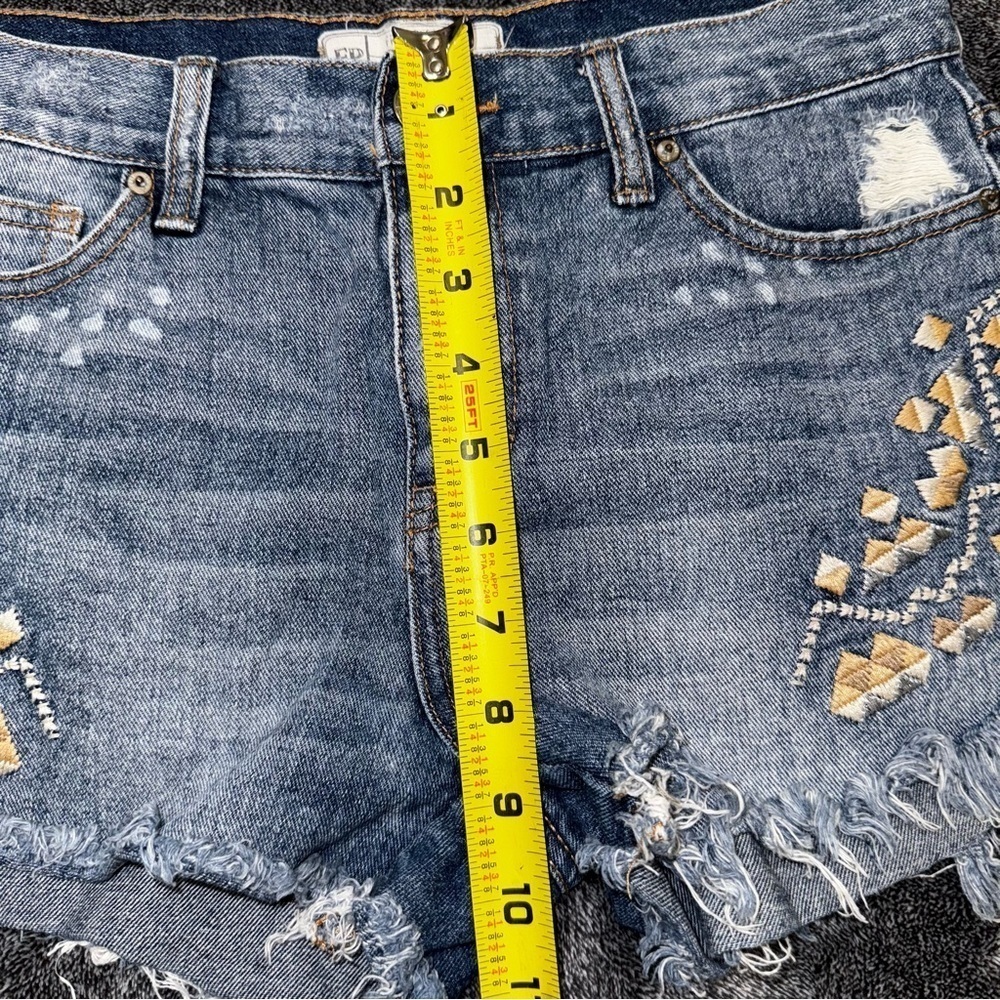 Free People Tulum Embroidered Denim Shorts
Boho Aztec Denim Shorts size 26 - Picture 6 of 9